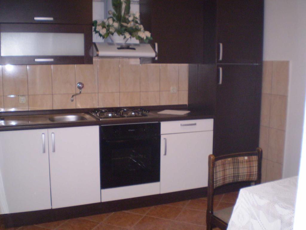 Apartments Nikola Pucisca Exterior photo