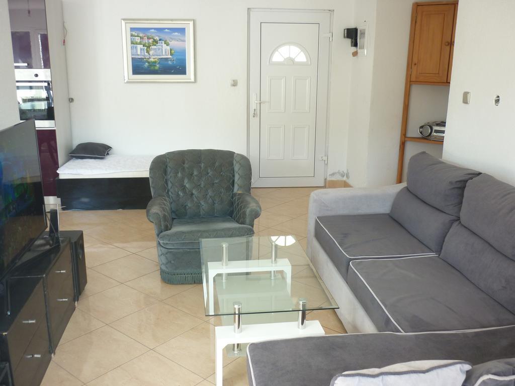 Apartments Nikola Pucisca Exterior photo